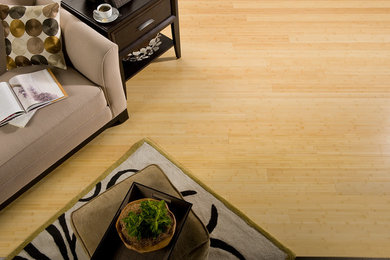Idee per un soggiorno con pavimento in bambù e pavimento giallo