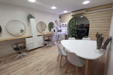 Idée de décoration pour un salon nordique de taille moyenne et ouvert avec un mur blanc et un sol en vinyl.