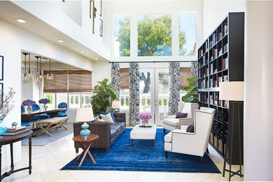 Modelo de biblioteca en casa abierta actual con paredes blancas y alfombra