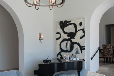 Стильный дизайн: огромная парадная, открытая гостиная комната в средиземноморском стиле с полом из известняка - последний тренд