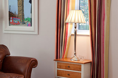 Пример оригинального дизайна: открытая гостиная комната среднего размера в классическом стиле с паркетным полом среднего тона