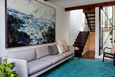 Mittelgroßes, Abgetrenntes Modernes Wohnzimmer ohne Kamin mit weißer Wandfarbe, dunklem Holzboden, TV-Wand und braunem Boden in Sydney