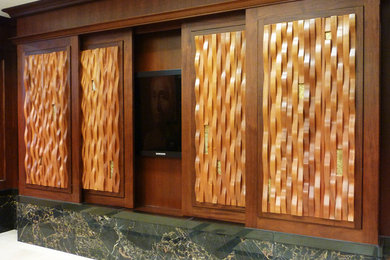 Foto på ett mellanstort funkis allrum med öppen planlösning, med ett finrum, bruna väggar, klinkergolv i porslin och en inbyggd mediavägg