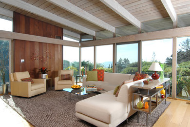 Mittelgroßes, Offenes Retro Wohnzimmer mit hellem Holzboden in San Francisco