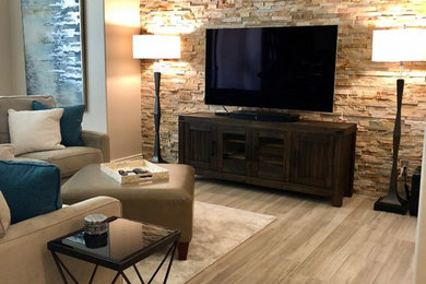 フェニックスにある高級な中くらいなコンテンポラリースタイルのおしゃれなLDK (ベージュの壁、磁器タイルの床、据え置き型テレビ、ベージュの床) の写真