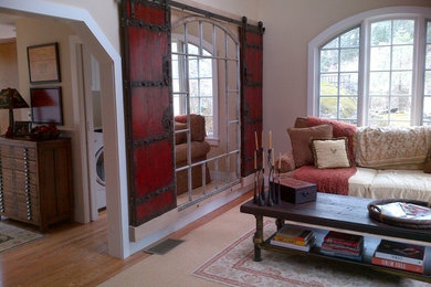 Diseño de salón bohemio de tamaño medio con paredes beige, suelo de madera en tonos medios y suelo marrón