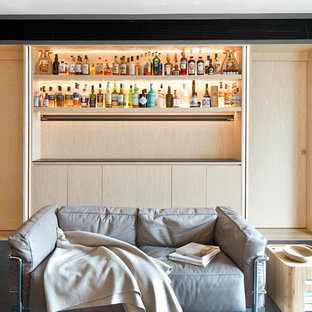 Modelo de salón con barra de bar abierto, contemporáneo, con paredes grises