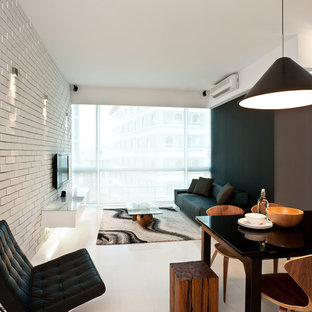 Modernes Wohnzimmer ohne Kamin mit Wand-TV, bunten Wänden und weißem Boden in Singapur
