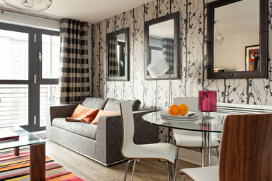 Cette image montre un petit salon minimaliste ouvert avec un mur gris, parquet foncé et un téléviseur indépendant.