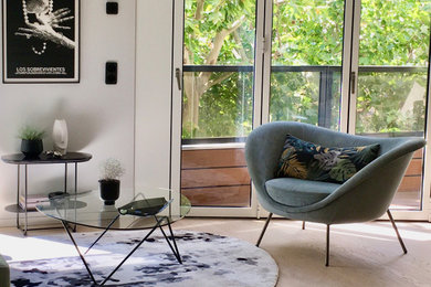 Стильный дизайн: открытая гостиная комната среднего размера в стиле ретро с серыми стенами, светлым паркетным полом и угловым камином - последний тренд