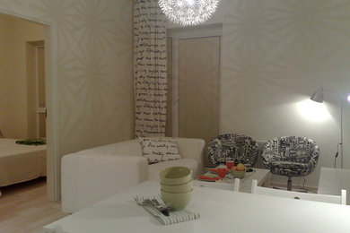На фото: гостиная комната в стиле модернизм с