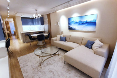 Ejemplo de salón para visitas abierto minimalista pequeño con paredes beige y televisor colgado en la pared