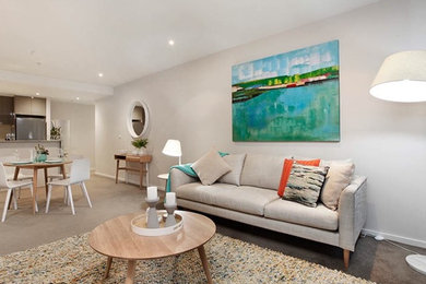 Esempio di un piccolo soggiorno contemporaneo aperto con pareti beige, moquette, TV autoportante e pavimento marrone