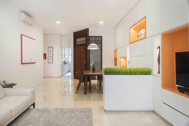 Mittelgroßes, Repräsentatives, Abgetrenntes Modernes Wohnzimmer ohne Kamin mit weißer Wandfarbe, Marmorboden und TV-Wand in Singapur