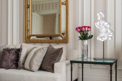 Großes, Abgetrenntes Eklektisches Wohnzimmer mit weißer Wandfarbe, hellem Holzboden und braunem Boden in London