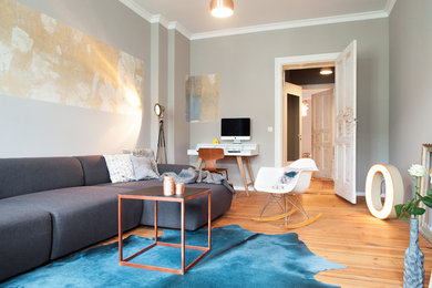 Großes, Abgetrenntes Stilmix Wohnzimmer ohne Kamin mit grauer Wandfarbe in Berlin