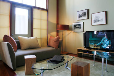 Пример оригинального дизайна: гостиная комната в современном стиле с зелеными стенами