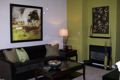 ローリーにある低価格の小さなトランジショナルスタイルのおしゃれな独立型リビング (緑の壁、カーペット敷き、標準型暖炉、金属の暖炉まわり、テレビなし) の写真