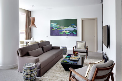 На фото: гостиная комната в современном стиле с белыми стенами и серым полом