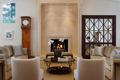 Imagen de salón contemporáneo con marco de chimenea de baldosas y/o azulejos y paredes blancas