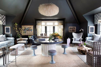 На фото: огромная парадная, двухуровневая гостиная комната в современном стиле с серыми стенами, ковровым покрытием и разноцветным полом без камина с
