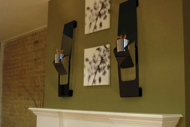 Идея дизайна: парадная, открытая гостиная комната среднего размера в классическом стиле с зелеными стенами, стандартным камином и фасадом камина из штукатурки