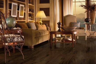 Modelo de salón para visitas abierto de estilo americano de tamaño medio sin chimenea y televisor con paredes beige, suelo de madera oscura y suelo marrón