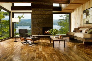 Cette photo montre un grand salon montagne fermé avec un mur beige, un sol en bois brun, une cheminée standard et un manteau de cheminée en pierre.