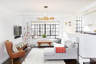 ニューヨークにある高級な中くらいなトランジショナルスタイルのおしゃれなLDK (白い壁、濃色無垢フローリング、壁掛け型テレビ、茶色い床) の写真