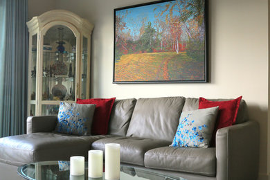 Imagen de salón abierto tradicional renovado de tamaño medio sin chimenea y televisor con paredes beige, suelo de madera en tonos medios y suelo marrón