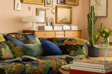 Imagen de salón abierto bohemio de tamaño medio con paredes beige, moqueta y suelo verde