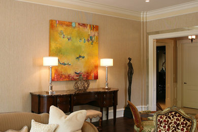 Foto de salón para visitas cerrado contemporáneo de tamaño medio con paredes beige y suelo de madera oscura