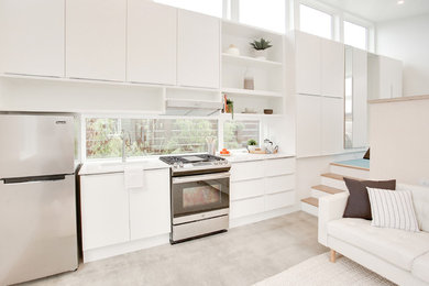 Idéer för att renovera ett litet minimalistiskt kök, med betonggolv