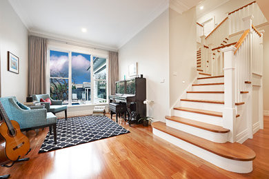 Kleines, Fernseherloses, Offenes Klassisches Musikzimmer ohne Kamin mit weißer Wandfarbe und braunem Holzboden in Melbourne