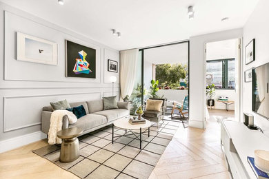 Mittelgroßes, Repräsentatives, Offenes Modernes Wohnzimmer ohne Kamin mit grauer Wandfarbe, hellem Holzboden, beigem Boden und TV-Wand in Sydney