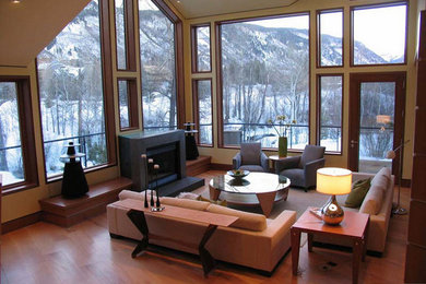 Exemple d'un très grand salon tendance ouvert avec un sol en bois brun.