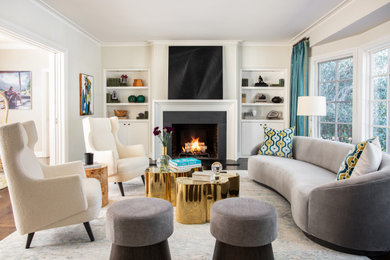 サンフランシスコにあるトランジショナルスタイルのおしゃれな独立型リビング (ベージュの壁、濃色無垢フローリング、標準型暖炉、壁掛け型テレビ、茶色い床、青いカーテン) の写真