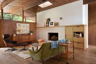 Offenes Mid-Century Wohnzimmer mit weißer Wandfarbe, braunem Holzboden, Tunnelkamin, gefliester Kaminumrandung und braunem Boden in San Francisco