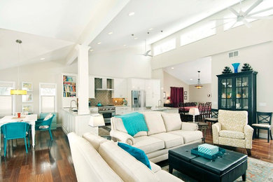 Foto de salón abierto clásico renovado de tamaño medio con paredes blancas y suelo de madera en tonos medios