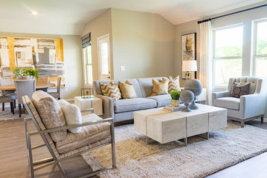 Immagine di un soggiorno tradizionale di medie dimensioni e aperto con pareti beige e parquet chiaro