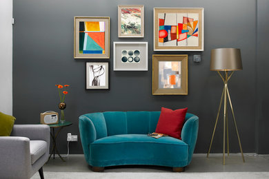 На фото: гостиная комната в современном стиле с синим диваном с