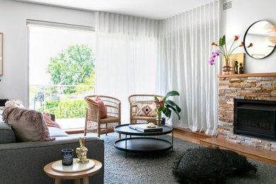 Пример оригинального дизайна: маленькая парадная, открытая гостиная комната в морском стиле с белыми стенами, ковровым покрытием, стандартным камином, фасадом камина из камня и серым полом без телевизора для на участке и в саду