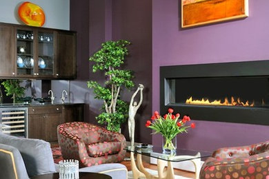 Foto di un soggiorno design aperto con pareti multicolore, parquet chiaro, camino classico, cornice del camino in metallo, sala formale e nessuna TV