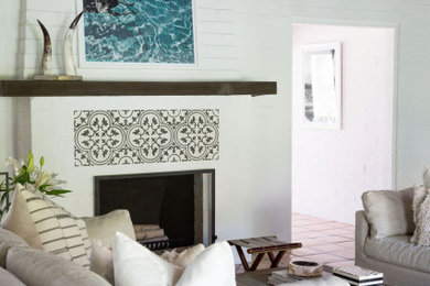 ロサンゼルスにある地中海スタイルのおしゃれなリビング (白い壁、標準型暖炉、テレビなし、表し梁、板張り天井、塗装板張りの壁) の写真