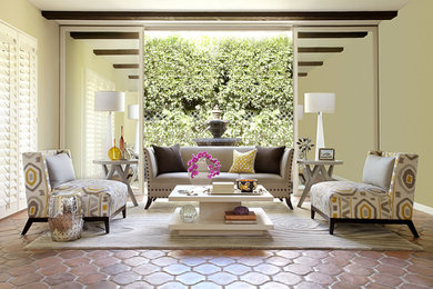 Esempio di un soggiorno minimal di medie dimensioni e chiuso con sala formale, pareti gialle, pavimento con piastrelle in ceramica e pavimento rosso