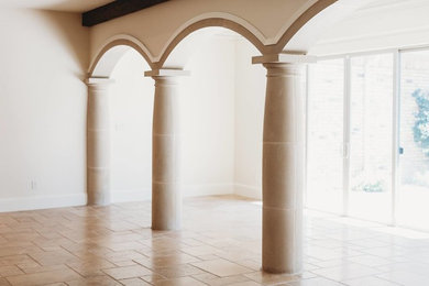 Foto de salón cerrado mediterráneo de tamaño medio con paredes blancas, suelo de travertino y suelo marrón