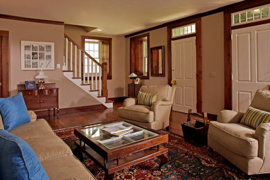 Пример оригинального дизайна: парадная, изолированная гостиная комната среднего размера в классическом стиле с бежевыми стенами и темным паркетным полом без камина, телевизора