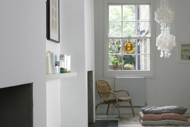 Ispirazione per un soggiorno scandinavo di medie dimensioni e aperto con pareti bianche e pavimento in legno verniciato