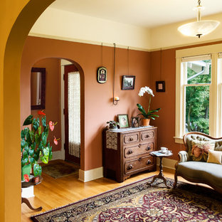 Esempio di un soggiorno american style di medie dimensioni e chiuso con parquet chiaro, nessun camino e nessuna TV