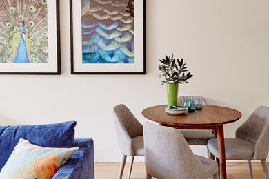 Esempio di un piccolo soggiorno minimal aperto con pareti beige e parquet chiaro